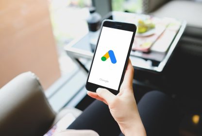 Google Ads para empresas sendo acessado em smartphone, representando tráfego pago e geração de leads